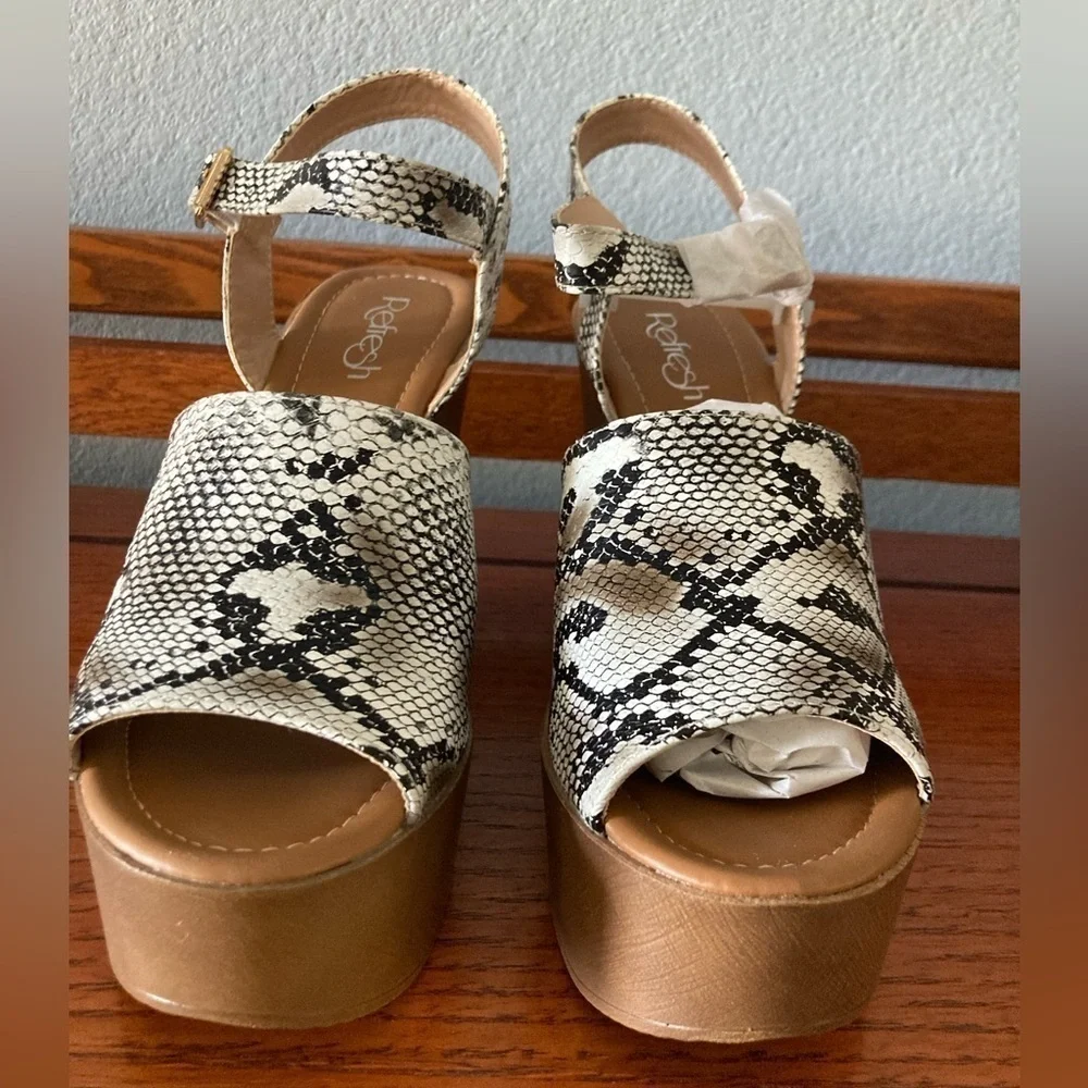 REFRESH Black & White Snake Embossed Rebeca Wedge Sandal Size 8 1/2 Women NWB